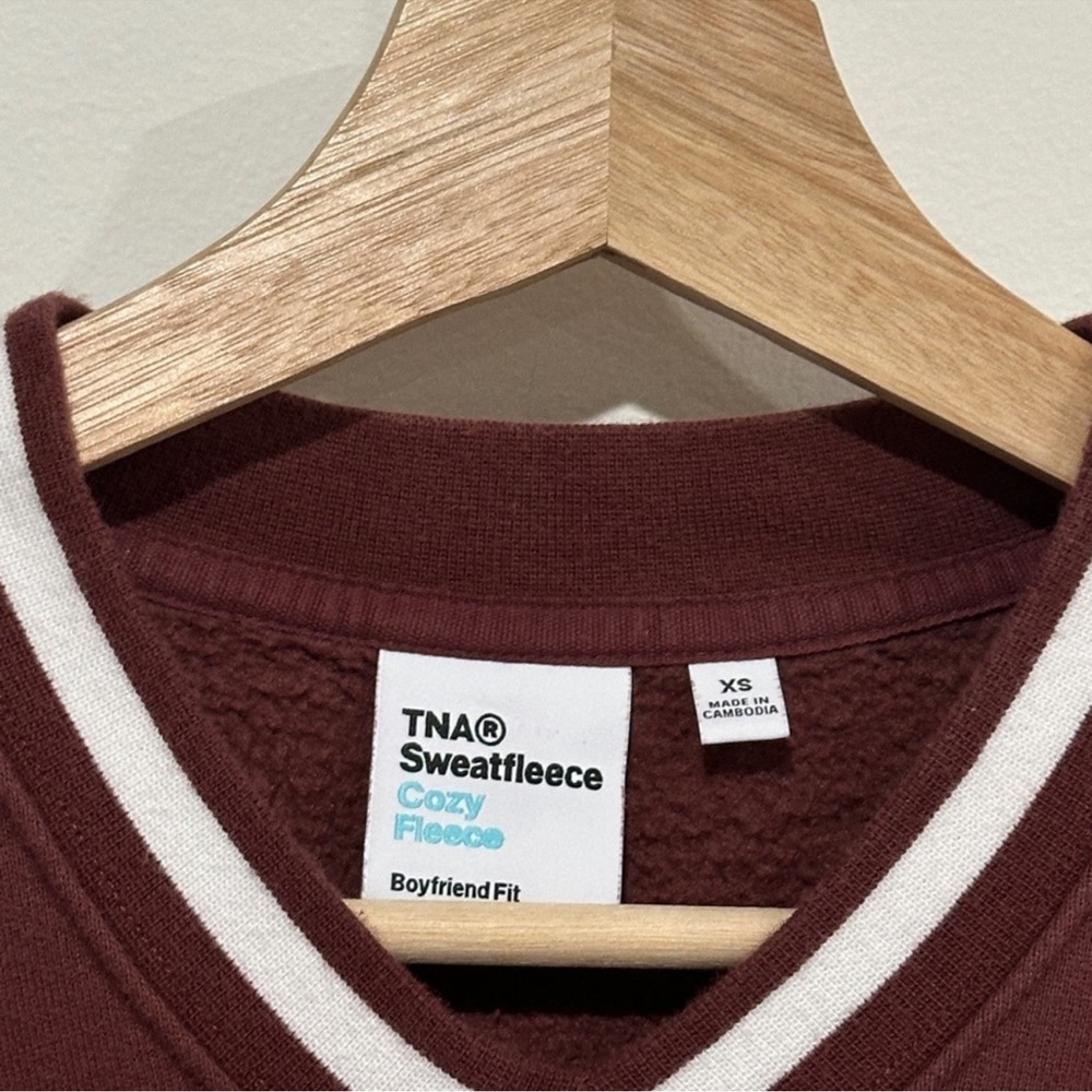 Aritzia TNA Cozy Fleece Boyfriend Fit V-Neck Sweatshirt - Picture 5 of 9